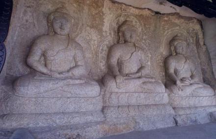 藏传佛教三世佛石雕造像